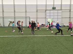 Fotballskole i måndalshallen.