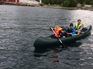 Leon og Emil med Robert på kanotur.