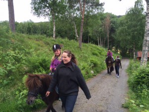 Veslemøy og Ingeborg Hovden med ridning på leir torsdag