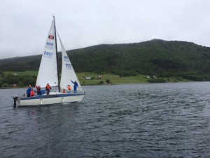 Tirsdag hadde vi seiling som en populær aktivitet. Kaptein Thomas Molnes styrer skuta. 